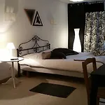 Chambres Touristiques La Cour Des Hotes Bed & Breakfast 3*