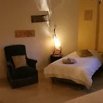 Chambres Touristiques La Cour Des Hotes Bed & Breakfast 3*