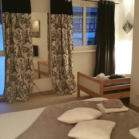 Chambres Touristiques La Cour Des Hotes Bed & Breakfast 3*