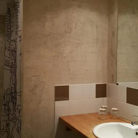 Chambres Touristiques La Cour Des Hotes Bed & Breakfast 3*