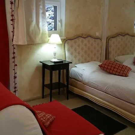 Chambres Touristiques La Cour Des Hotes Bed & Breakfast 3*