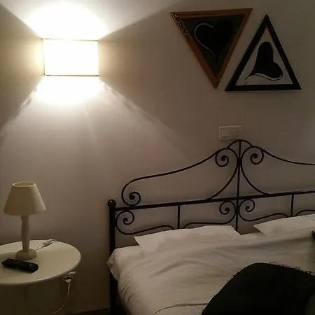 Chambres Touristiques La Cour Des Hotes Bed & Breakfast