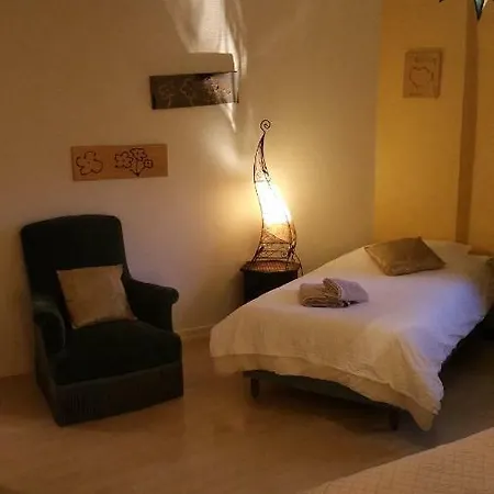 Chambres Touristiques La Cour Des Hotes Bed & Breakfast 3*