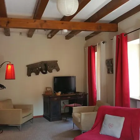 Chambres Touristiques La Cour Des Hotes Bed & Breakfast 3*